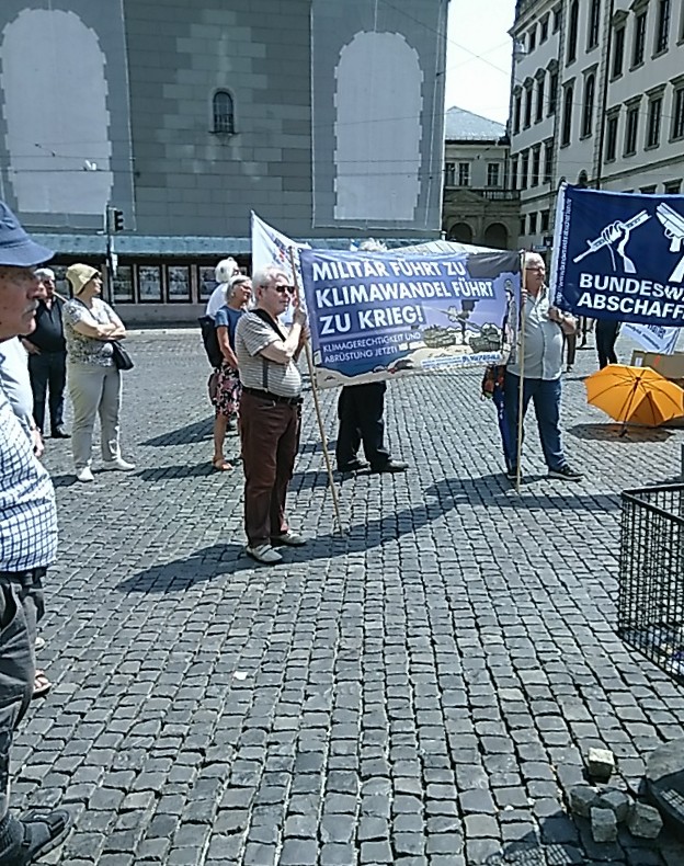 Augsburg 18.06.2023 BIFA Friedensmahnwache Rathausbrunnen