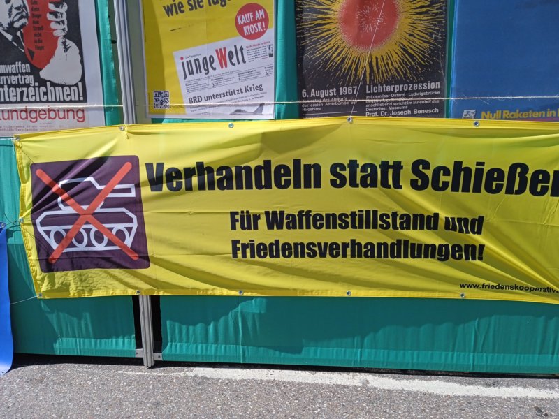 Transpi: (Panzer durchkreuzt) Verhandeln statt Schießen Für Waffenstillstand und Friedensverhandlungen!