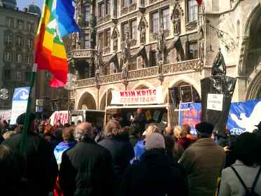 Kundgebung 18.3.2006 Marienplatz München Bahman Nirumand spricht