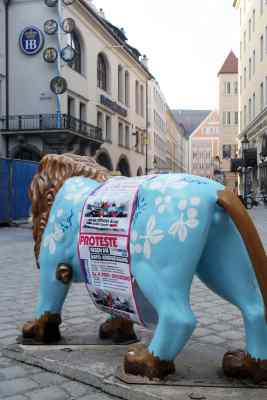 Löwen zur Siko vor dem Bayerischen Hof